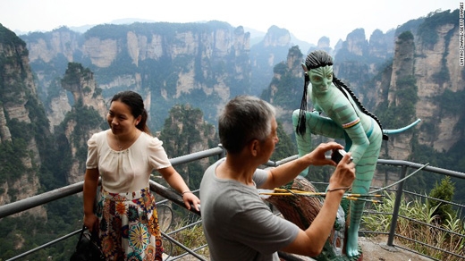 
	
	Đỉnh núi Thiên Di là một trong những nơi tuyệt đẹp ở công viên này. Trên đỉnh núi có đặt một bức tượng nhân vật trong phim Avatar.